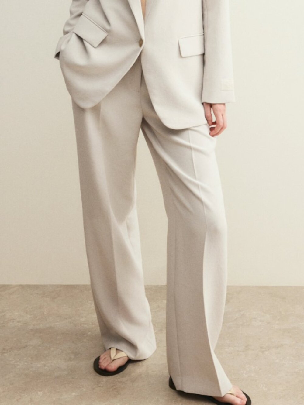 Aritzia Effortless Pants in Crepette Matte Pearl Size 8
